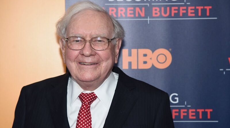 Warren Buffett Net Worth 2021 – How Much Money This Popular American Business Magnate Earns